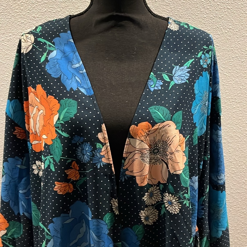 This duster is gorgeous and very versatile, the colors are amazing - Picture 5 of 13